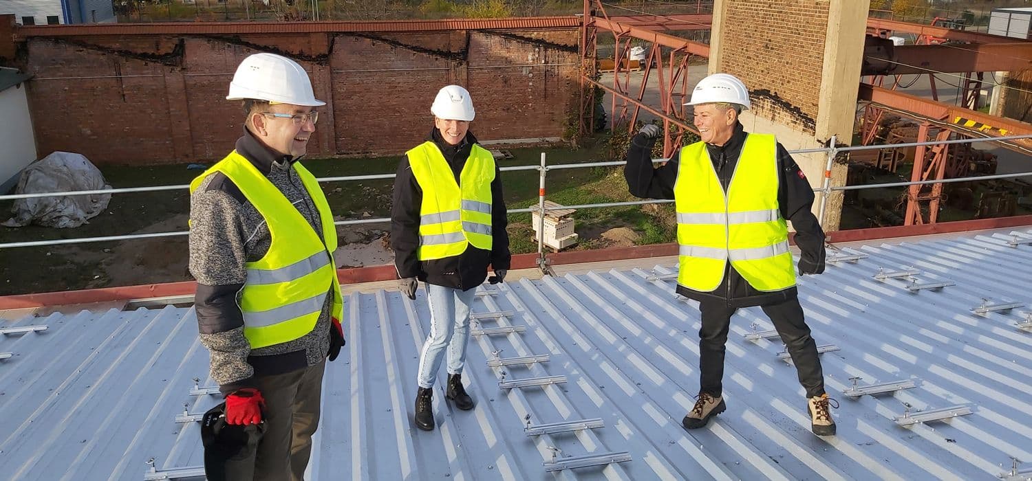 Das Team der Wolff-Energy-Group auf einem Dach